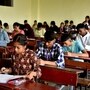 <p>ఇంటర్, మార్చి 14 నుంచి పదో తరగతి పరీక్షలు ప్రారంభం కానున్న నేపథ్యంలో.. సచివాలయంలో ప్రభుత్వ ప్రధాన కార్యదర్శి (సీఎస్‌) రామకృష్ణారావు మంగళవారం కలెక్టర్లతో వీడియా కాన్ఫరెన్స్‌ నిర్వహించారు. ఈ సందర్భంగా సీఎస్‌ మాట్లాడుతూ ఎలాంటి అవకతవకలు జరగకుండా పరీక్షలను పకడ్బందీగా నిర్వహించాలని కలెక్టర్లను ఆదేశించారు. విద్యార్థులకు 5 నిమిషాల గ్రేస్ టైమ్ ఇవ్వాలని తెలిపారు.</p>