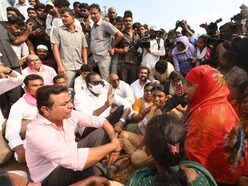 బాధితులతో కేటీఆర్