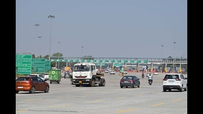 GMDA to identify land for the structure on Gurugram side. Timeline for DPR not yet fixed after meeting chaired by NHAI chief. (Parveen Kumar/HT) GMDA to identify land for the structure on Gurugram side. Timeline for DPR not yet fixed after meeting chaired by NHAI chief. (Parveen Kumar/HT)