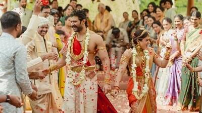 <p>ఉదయ్పూర్ లో అత్యంత సన్నిహితులు, కుటుంబ సభ్యుల మధ్య వీళ్ల పెళ్లి జరిగింది.</p> <p>ఉదయ్పూర్ లో అత్యంత సన్నిహితులు, కుటుంబ సభ్యుల మధ్య వీళ్ల పెళ్లి జరిగింది.</p>
