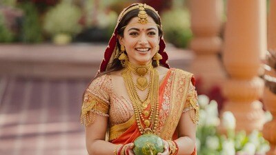 <p>రష్మిక మందన్న తన పెళ్లి కోసం కట్టుకున్న చీర, వేసుకున్న నగలు ప్రత్యేక ఆకర్షణగా నిలిచాయి.</p> <p>రష్మిక మందన్న తన పెళ్లి కోసం కట్టుకున్న చీర, వేసుకున్న నగలు ప్రత్యేక ఆకర్షణగా నిలిచాయి.</p>