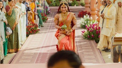 <p>పెళ్లి మండపంపైకి వస్తూ రష్మిక ఇలా ముసిముసిగా నవ్వుతోంది</p> <p>పెళ్లి మండపంపైకి వస్తూ రష్మిక ఇలా ముసిముసిగా నవ్వుతోంది</p>