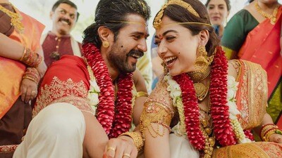 <p>ప్రపంచంలోని ఆనందమంతా ఈ కపుల్ ముఖాల్లోనే ఉంది అన్నట్లుగా విజయ్, రష్మిక ఈ ఫొటోల్లో కనిపిస్తున్నారు.</p> <p>ప్రపంచంలోని ఆనందమంతా ఈ కపుల్ ముఖాల్లోనే ఉంది అన్నట్లుగా విజయ్, రష్మిక ఈ ఫొటోల్లో కనిపిస్తున్నారు.</p>