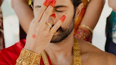 <p>తెలుగు, కొడవ సాంప్రదాయాల ప్రకారం వీళ్ల పెళ్లి జరిగింది</p> <p>తెలుగు, కొడవ సాంప్రదాయాల ప్రకారం వీళ్ల పెళ్లి జరిగింది</p>