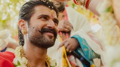<p>కొడవ సాంప్రదాయం ప్రకారం జరిగిన పెళ్లిలో విజయ్ ఇలా..</p> <p>కొడవ సాంప్రదాయం ప్రకారం జరిగిన పెళ్లిలో విజయ్ ఇలా..</p>