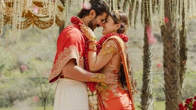 <p>విజయ్, రష్మిక పెళ్లి తర్వాత ఇలా ఓ రొమాంటిక్ పోజు ఇచ్చారు. వీళ్ల పెళ్లి గురువారం (ఫిబ్రవరి 26) ఉదయం ఉదయ్పూర్ లో జరిగింది.</p> <p>విజయ్, రష్మిక పెళ్లి తర్వాత ఇలా ఓ రొమాంటిక్ పోజు ఇచ్చారు. వీళ్ల పెళ్లి గురువారం (ఫిబ్రవరి 26) ఉదయం ఉదయ్పూర్ లో జరిగింది.</p>