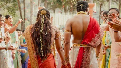 <p>చేతిలో చేయి వేసి విజయ్, రష్మిక పెళ్లి మండపంపైకి వెళ్తూ..</p> <p>చేతిలో చేయి వేసి విజయ్, రష్మిక పెళ్లి మండపంపైకి వెళ్తూ..</p>