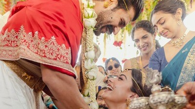 <p>విజయ్ మెడలో తాళి కడుతుండగా.. రష్మిక ఆనందం</p> <p>విజయ్ మెడలో తాళి కడుతుండగా.. రష్మిక ఆనందం</p>