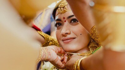<p>విజయ్ తన మెడలో తాళి కడుతుండగా.. రష్మిక ఇలా..</p> <p>విజయ్ తన మెడలో తాళి కడుతుండగా.. రష్మిక ఇలా..</p>