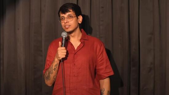 Comedian Yash’s performance relies on observational storytelling and conversational rhythm. (YouTube)