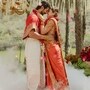 <p>విజయ్, రష్మిక పెళ్లి తర్వాత ఇలా ఓ రొమాంటిక్ పోజు ఇచ్చారు. వీళ్ల పెళ్లి గురువారం (ఫిబ్రవరి 26) ఉదయం ఉదయ్‌పూర్ లో జరిగింది.</p>