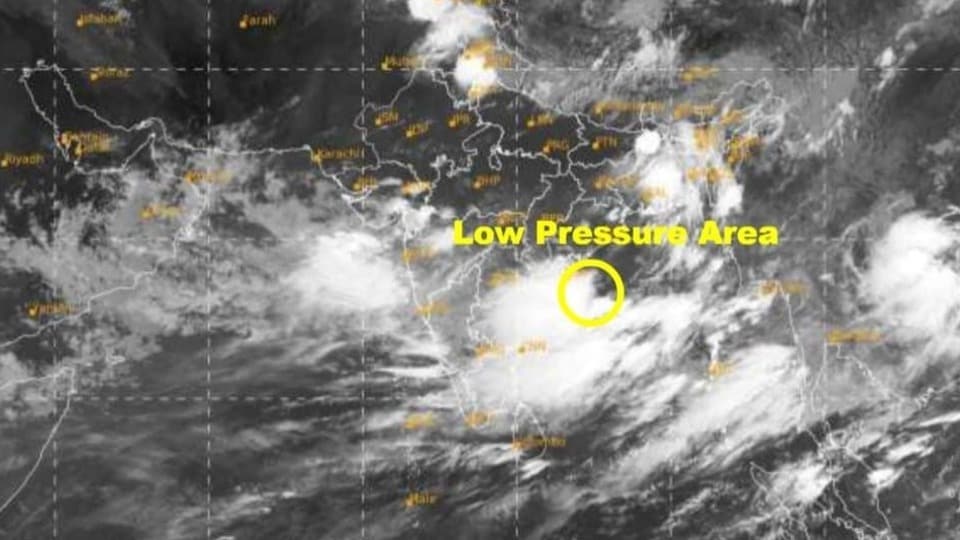 <p>రాలసీలమలో ఇవాళ, రేపు, ఎల్లుండి పొడి వాతావరణం ఉంటుందని అమరావతి వాతావరణ కేంద్రం తెలిపింది. ఇక రాగల 3 రోజుల్లో కోస్తాంధ్ర, సీమలో కనిష్ట ఉష్ణోగ్రతల నమోదులో గణనీయమైన మార్పులు ఉండవు.<br> </p>