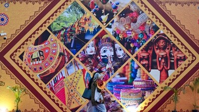 Gram it: The Saras Aajeevika Mela is ongoing at Sector 29, near Leisure Valley Park, in Gurugram. Artisans from 28 states at around 450 stalls are offering a wide range of handicrafts here. (Photo: Parveen Kumar/HT)