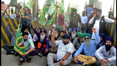 Farmers protest at Ladhowal toll plaza in Ludhiana on Friday. (Gurpreet Singh//HT) Farmers protest at Ladhowal toll plaza in Ludhiana on Friday. (Gurpreet Singh//HT)