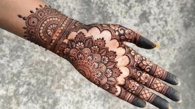 <p>ఈద్ కోసం ఫుల్ హ్యాండ్ మెహందీ డిజైన్. ఇది అరచేతి నుండి మోచేయి వరకు సంక్లిష్టమైన, దట్టమైన నమూనాలను కలిగి ఉంటుంది. ఈ డిజైన్ కు సమయం పడుతుంది, కానీ ఇది చాలా సొగసైన, సాంప్రదాయ రూపాన్ని కలిగి ఉంటుంది.</p> (Pinterest) <p>ఈద్ కోసం ఫుల్ హ్యాండ్ మెహందీ డిజైన్. ఇది అరచేతి నుండి మోచేయి వరకు సంక్లిష్టమైన, దట్టమైన నమూనాలను కలిగి ఉంటుంది. ఈ డిజైన్ కు సమయం పడుతుంది, కానీ ఇది చాలా సొగసైన, సాంప్రదాయ రూపాన్ని కలిగి ఉంటుంది.</p> (Pinterest)