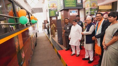 <p>హైదరాబాద్ ఎంజీబీఎస్ బస్ స్టేషన్లో టీజీఎస్ఆర్టీసీ దేశంలోనే మొట్టమొదటిసారిగా 'GI (జియోగ్రాఫికల్ ఇండికేషన్) ఆన్ వీల్స్' జీఐ ద్వారా గుర్తించిన సాంస్కృతిక, కళాత్మక చిత్రాలతో రూపొందించిన బస్సులను గవర్నర్ జిష్ణు దేవ్ వర్మతో కలిసి మంత్రి పొన్నం ప్రభాకర్ జెండా ఊపి ప్రారంభించారు.</p> <p>హైదరాబాద్ ఎంజీబీఎస్ బస్ స్టేషన్లో టీజీఎస్ఆర్టీసీ దేశంలోనే మొట్టమొదటిసారిగా 'GI (జియోగ్రాఫికల్ ఇండికేషన్) ఆన్ వీల్స్' జీఐ ద్వారా గుర్తించిన సాంస్కృతిక, కళాత్మక చిత్రాలతో రూపొందించిన బస్సులను గవర్నర్ జిష్ణు దేవ్ వర్మతో కలిసి మంత్రి పొన్నం ప్రభాకర్ జెండా ఊపి ప్రారంభించారు.</p>