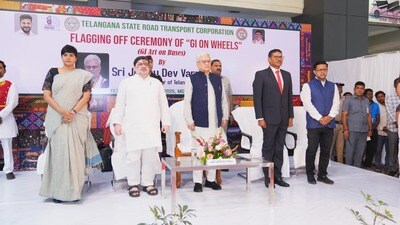 <p>జీఐ ఆన్ వీల్స్ కార్యక్రమం ఆలోచన గురించి తొలిసారిగా మంత్రి పొన్నం ప్రభాకర్కు చెప్పిన వెంటనే స్పందించారని గవర్నర్ తెలిపారు. ఒక్కో బస్సుపై ఒక్కో ప్రత్యేక జీఐ వర్క్తో విస్తృత ప్రచారం నిర్వహించడం అభినందనీయమన్నారు.</p> <p>జీఐ ఆన్ వీల్స్ కార్యక్రమం ఆలోచన గురించి తొలిసారిగా మంత్రి పొన్నం ప్రభాకర్కు చెప్పిన వెంటనే స్పందించారని గవర్నర్ తెలిపారు. ఒక్కో బస్సుపై ఒక్కో ప్రత్యేక జీఐ వర్క్తో విస్తృత ప్రచారం నిర్వహించడం అభినందనీయమన్నారు.</p>