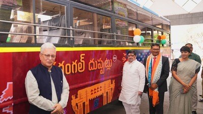 <p>6జీఐ ఆర్ట్ వర్క్ ఉన్న 6 జిల్లాలకు 6 ఎక్స్ప్రెస్ బస్సులు ప్రారంభించామని పొన్నం ప్రభాకర్ వెల్లడించారు. సంస్కృతిని, కళాకారులను, పర్యాటక రంగాన్ని ప్రోత్సహించడమే ఈ కార్యక్రమం లక్ష్యమన్నారు.</p> <p>6జీఐ ఆర్ట్ వర్క్ ఉన్న 6 జిల్లాలకు 6 ఎక్స్ప్రెస్ బస్సులు ప్రారంభించామని పొన్నం ప్రభాకర్ వెల్లడించారు. సంస్కృతిని, కళాకారులను, పర్యాటక రంగాన్ని ప్రోత్సహించడమే ఈ కార్యక్రమం లక్ష్యమన్నారు.</p>