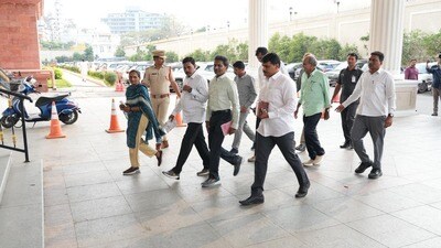 <p>ఇటీవలే డీజీపీ శివధర్రెడ్డి ఎదుట లొంగిపోయిన సీనియర్ నేతలు తిప్పిరి తిరుపతి (దేవ్జీ), మల్లా రాజిరెడ్డి (సంగ్రామ్), బడే చొక్కారావు (దామోదర్), నూనె నరసింహారెడ్డి (గంగన్న)లతో పాటు సుజాతక్క, చంద్రన్నలు ముఖ్యమంత్రిని కలిశారు. </p> <p>ఇటీవలే డీజీపీ శివధర్రెడ్డి ఎదుట లొంగిపోయిన సీనియర్ నేతలు తిప్పిరి తిరుపతి (దేవ్జీ), మల్లా రాజిరెడ్డి (సంగ్రామ్), బడే చొక్కారావు (దామోదర్), నూనె నరసింహారెడ్డి (గంగన్న)లతో పాటు సుజాతక్క, చంద్రన్నలు ముఖ్యమంత్రిని కలిశారు. </p>