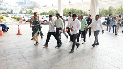 <p>దశాబ్దాల పాటు అడవిలో ఉన్న వీరంతా జనజీవన స్రవంతిలో కలిశారు. అయితే ఈ అగ్రనేతలంతా నేరుగా అధికార కేంద్రమైన సచివాలయంలో ముఖ్యమంత్రితో సమావేశం కావటం ఆసక్తికరంగా మారింది.</p> <p>దశాబ్దాల పాటు అడవిలో ఉన్న వీరంతా జనజీవన స్రవంతిలో కలిశారు. అయితే ఈ అగ్రనేతలంతా నేరుగా అధికార కేంద్రమైన సచివాలయంలో ముఖ్యమంత్రితో సమావేశం కావటం ఆసక్తికరంగా మారింది.</p>