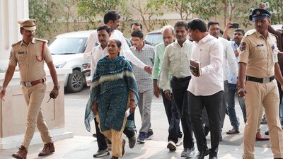<p>లొంగిపోయిన నేతలు….. వారి పునరావాసం, వారి కుటుంబాల భద్రతపై చర్చించినట్లు తెలుస్తోంది. ప్రజాస్వామ్య పద్ధతుల్లో ప్రజా సమస్యల పరిష్కారం కోసం వీరు చేపట్టబోయే తదుపరి కార్యాచరణపై ముఖ్యమంత్రికి వివరించినట్లు సమాచారం.</p> <p>లొంగిపోయిన నేతలు….. వారి పునరావాసం, వారి కుటుంబాల భద్రతపై చర్చించినట్లు తెలుస్తోంది. ప్రజాస్వామ్య పద్ధతుల్లో ప్రజా సమస్యల పరిష్కారం కోసం వీరు చేపట్టబోయే తదుపరి కార్యాచరణపై ముఖ్యమంత్రికి వివరించినట్లు సమాచారం.</p>