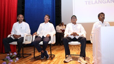 <p>మాజీ మావోయిస్టులతో జరిగిన భేటీలో ప్రభుత్వ సలహాదారులు కె.కేశవరావు, వేం నరేందర్ రెడ్డి, ప్రభుత్వ ప్రధాన కార్యదర్శి రామకృష్ణారావు, డీజీపీ శివధర్ రెడ్డి, ఇంటెలిజెన్స్ ఏడీజీ విజయ్ కుమార్, స్పెషల్ బ్రాంచీ ఐజీ సుమతి పాల్గొన్నారు.</p> <p>మాజీ మావోయిస్టులతో జరిగిన భేటీలో ప్రభుత్వ సలహాదారులు కె.కేశవరావు, వేం నరేందర్ రెడ్డి, ప్రభుత్వ ప్రధాన కార్యదర్శి రామకృష్ణారావు, డీజీపీ శివధర్ రెడ్డి, ఇంటెలిజెన్స్ ఏడీజీ విజయ్ కుమార్, స్పెషల్ బ్రాంచీ ఐజీ సుమతి పాల్గొన్నారు.</p>