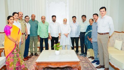 <p>తెలంగాణ సచివాలయంలో ముఖ్యమంత్రి రేవంత్ రెడ్డిని లొంగిపోయిన ఆరుగురు మావోయిస్టు అగ్రనేతలు శుక్రవారం మర్యాదపూర్వకంగా కలిశారు.</p> <p>తెలంగాణ సచివాలయంలో ముఖ్యమంత్రి రేవంత్ రెడ్డిని లొంగిపోయిన ఆరుగురు మావోయిస్టు అగ్రనేతలు శుక్రవారం మర్యాదపూర్వకంగా కలిశారు.</p>