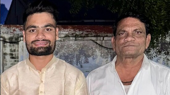తండ్రితో రింకు సింగ్ (instagram-rinkukumar12)