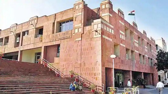 Delhi police accuses JNU students of "physically assaulting personnel" during protest