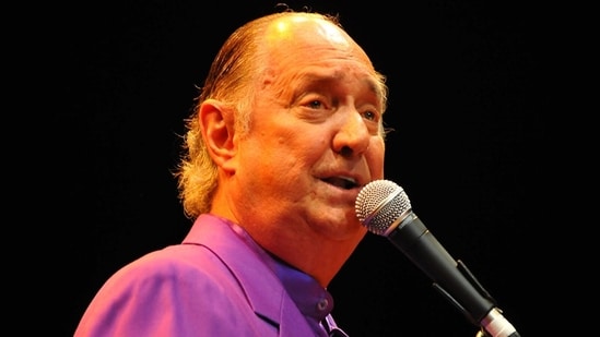 Neil Sedaka was rushed to hospital on Friday morning after he complained about not feeling well. (X/@sizhepinizsiniz)