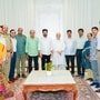 <p>తెలంగాణ సచివాలయంలో ముఖ్యమంత్రి రేవంత్ రెడ్డిని లొంగిపోయిన ఆరుగురు  మావోయిస్టు అగ్రనేతలు శుక్రవారం మర్యాదపూర్వకంగా కలిశారు.</p>