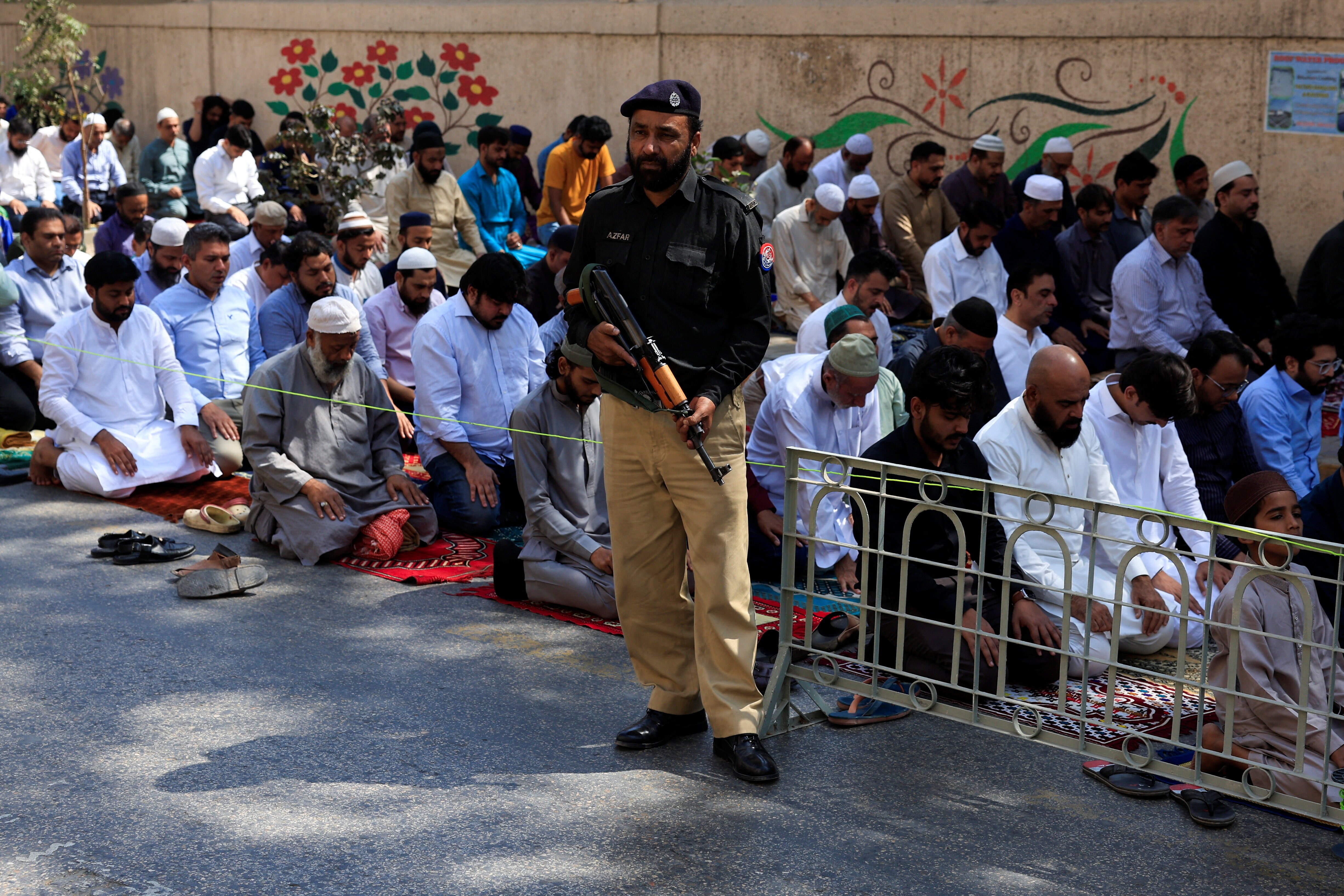 A police officer stands guard as part of the security measures as people offer Friday prayers along a road, following cross-border exchanges of fire between Pakistan and Afghanistan forces, in Karachi, Pakistan, February 27, 2026. REUTERS/Akhtar Soomro (REUTERS)
