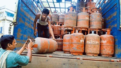 মার্চে ফের বাড়ল রান্নার গ্যাসের দাম। (ছবিটি প্রতীকী, সৌজন্যে মিন্ট)