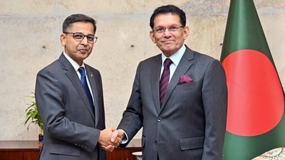 বাংলাদেশে নিযুক্ত ভারতীয় হাইকমিশনারের সঙ্গে খলিলুর রহমান (ফাইল ছবি) (@ihcdhaka X) বাংলাদেশে নিযুক্ত ভারতীয় হাইকমিশনারের সঙ্গে খলিলুর রহমান (ফাইল ছবি) (@ihcdhaka X)