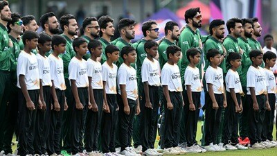 যদি গতকাল নিউজিল্যান্ড ইংল্যান্ডকে হারিয়ে দিতে পারত, তাহলে পাকিস্তান গতকালই ছিটকে যেত বিশ্বকাপ থেকে। (AFP) যদি গতকাল নিউজিল্যান্ড ইংল্যান্ডকে হারিয়ে দিতে পারত, তাহলে পাকিস্তান গতকালই ছিটকে যেত বিশ্বকাপ থেকে। (AFP)