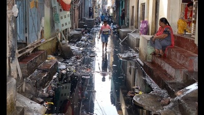 Floodwaters from the Buddha Nullah inundated Dhoka Mohalla following torrential rain on September 1 last year. (HT File) Floodwaters from the Buddha Nullah inundated Dhoka Mohalla following torrential rain on September 1 last year. (HT File)