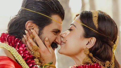 <p>తమ ప్రేమను విజయ్ దేవరకొండ, రష్మిక మందన్న పెళ్లి బంధంగా మార్చుకున్నారు. ఈ జోడీ పెళ్లి ఫొటోలు ఇంటర్నెట్ లో చక్కర్లు కొడుతూనే ఉన్నాయి. </p> (instagram-RVR Eventz & Design)