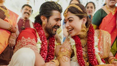 <p>విజయ్ దేవరకొండ, రష్మిక మందన్న పెళ్లి ఫిబ్రవరి 26న ఉదయ్ పూర్ లోని ఐటీసీ మెమెంటోస్ రిసార్ట్ లో ఘనంగా జరిగింది. </p> (instagram-RVR Eventz & Design)