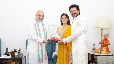 <p>తాజాగా కేంద్ర హోం మంత్రి అమిత్ షాను విజయ్ దేవరకొండ, రష్మిక మందన్న కలిశారు. మార్చి 4న హైదరాబాద్ లో జరిగే తమ వెడ్డింగ్ రిసెప్షన్ కు రావాలని ఆహ్వానించారు. </p> (x/iamRashmika)