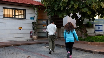 Residents head towards a shelter, as a siren sounds a warning, after missiles were launched towards Israel from Iran following strikes by Israel and the U.S. on Iran, in Rosh Haayin, Israel, February 28, 2026. REUTERS/Nir Elias     TPX IMAGES OF THE DAY (REUTERS)
