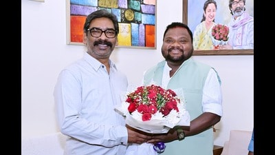 JMM candidate Sunny Oraon meets chief minister Hemant Soren in Ranchi after winning post of chairperson of Chakradharpur municipal council on Saturday. (HT Photo) JMM candidate Sunny Oraon meets chief minister Hemant Soren in Ranchi after winning post of chairperson of Chakradharpur municipal council on Saturday. (HT Photo)