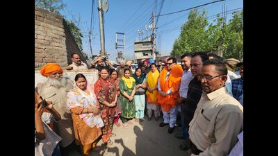 Ludhiana North Aam Aadmi Party MLA Madan Lal Bagga after inaugurating the water project in Ward 93 on Saturday. (HT Photo)