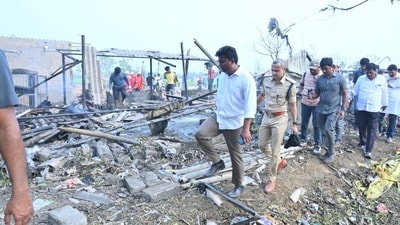 <p>ప్రమాదం జరిగిన సమయంలో మొత్తం 34 మంది పనిచేస్తున్నారు. వీరిలో 15 నుంచి 20 మంది కార్మికులు ప్రాణాలు కోల్పోయారు. మరికొంత మంది పరిస్థితి విషమంగా ఉంది. ఈ పేలుడు జరిగినప్పుడు ఐదు గ్రామాల పరిధిలో దట్టమైన పొగలు అలముకున్నాయి. పేలుడు సంభవించే ప్రాంతానికి స్థానికులు చేరుకున్నప్పటికే అందులో చిక్కుకున్న పలువురు అగ్నికి ఆహుతయ్యారు. ఘటనాస్థలిలో శరీరభాగాలు చెల్లా చెదురుగా పడి ఉన్నాయి. కొన్ని మృతదేహాలు పూర్తిగా కాలిపోయాయి.</p> <p>ప్రమాదం జరిగిన సమయంలో మొత్తం 34 మంది పనిచేస్తున్నారు. వీరిలో 15 నుంచి 20 మంది కార్మికులు ప్రాణాలు కోల్పోయారు. మరికొంత మంది పరిస్థితి విషమంగా ఉంది. ఈ పేలుడు జరిగినప్పుడు ఐదు గ్రామాల పరిధిలో దట్టమైన పొగలు అలముకున్నాయి. పేలుడు సంభవించే ప్రాంతానికి స్థానికులు చేరుకున్నప్పటికే అందులో చిక్కుకున్న పలువురు అగ్నికి ఆహుతయ్యారు. ఘటనాస్థలిలో శరీరభాగాలు చెల్లా చెదురుగా పడి ఉన్నాయి. కొన్ని మృతదేహాలు పూర్తిగా కాలిపోయాయి.</p>