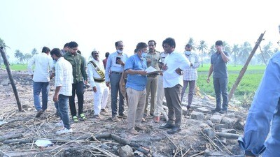 <p> ఈ ఘటనపై సీఎం చంద్రబాబు తీవ్ర దిగ్భ్రాంతి వ్యక్తం చేశారు. బాధితులను ఆదుకుంటామని హామీనిచ్చారు. క్షతగాత్రులకు మెరుగైన వైద్యం అందించాలని ఆదేశించారు. </p> <p> ఈ ఘటనపై సీఎం చంద్రబాబు తీవ్ర దిగ్భ్రాంతి వ్యక్తం చేశారు. బాధితులను ఆదుకుంటామని హామీనిచ్చారు. క్షతగాత్రులకు మెరుగైన వైద్యం అందించాలని ఆదేశించారు. </p>