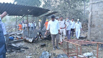 <p>ప్రమాద సమాచారాన్ని తెలుసుకున్న జిల్లా కలెక్టర్ షణ్మోహన్ ఘటనాస్థలికి వచ్చారు. సహాయక చర్యలను పర్యవేక్షించారు.క్షతగాత్రులను అంబులెన్స్ సహాయంతో కాకినాడ జీజీహెచ్ కు తరలించినట్లు ప్రకటించారు. </p> <p>ప్రమాద సమాచారాన్ని తెలుసుకున్న జిల్లా కలెక్టర్ షణ్మోహన్ ఘటనాస్థలికి వచ్చారు. సహాయక చర్యలను పర్యవేక్షించారు.క్షతగాత్రులను అంబులెన్స్ సహాయంతో కాకినాడ జీజీహెచ్ కు తరలించినట్లు ప్రకటించారు. </p>