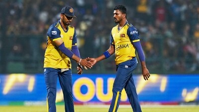 Led by Dislhan Madushanka, Sri Lanka made a late comeback as they picked up eight wickets for 34 runs and restricted Pakistan to 212/8 in 20 overs. (AP)
