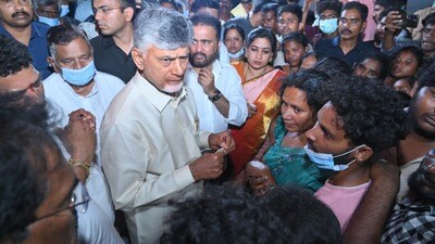 బాధిత కుటుంబాలకు ముఖ్యమంత్రి చంద్రబాబు పరామర్శ బాధిత కుటుంబాలకు ముఖ్యమంత్రి చంద్రబాబు పరామర్శ