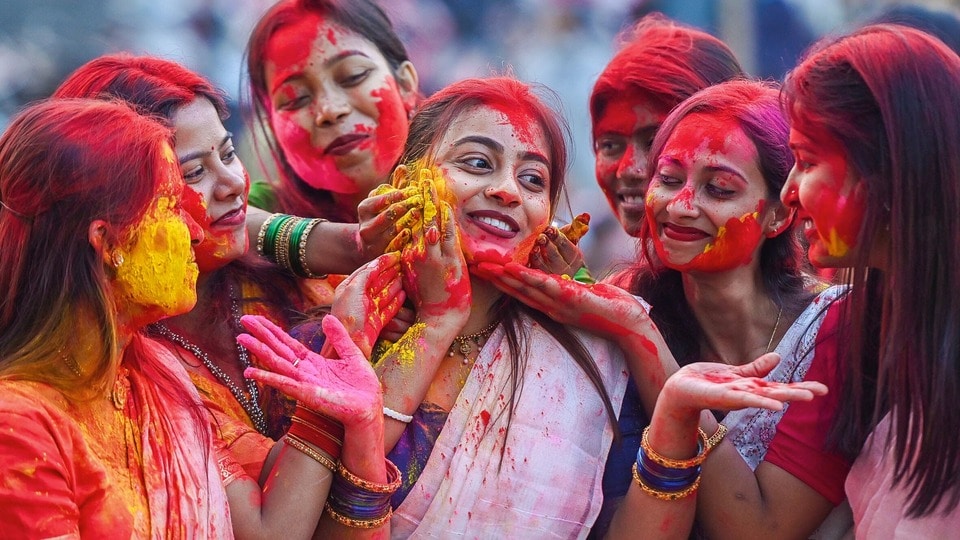 দোল পূর্ণিমা ২০২৬র তিথি কখন থেকে পড়ছে? পঞ্জিকামতে সময়, তারিখ দেখে নিন (ANI Photo) (Mansur Mandal)