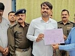 Sanjeev Singh gets certificate after winning Dhanbad mayoral polls (HT PHOTO)