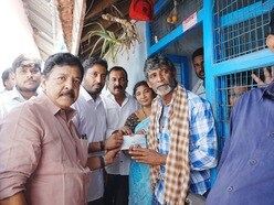 వేట్లపాలెం బాధిత కుటుంబాలకు చెక్కులు అందజేత
